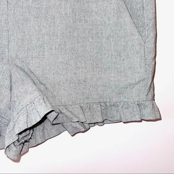 LOFT Light Gray Mid-rise Ruffle Hem Fabric Shorts 2 Women’s - Picture 6 of 11